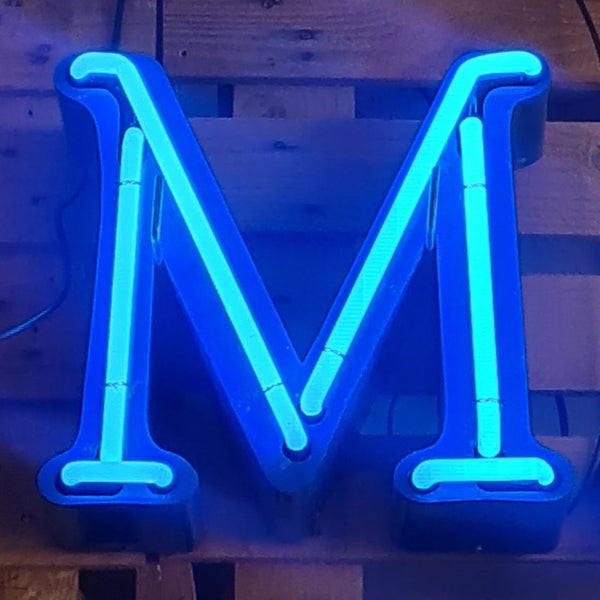 M Neon letter in blauw