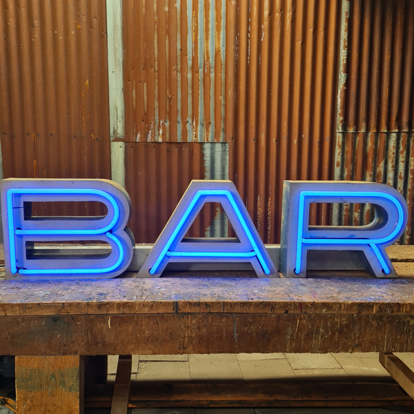 BAR neon letters in blauw