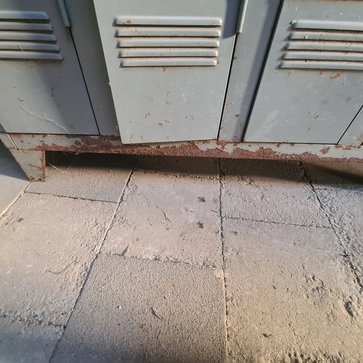 Industriële 4-deurs Lockerkast – Stoere Metalen Opbergkast met Authentieke Look