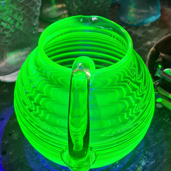 Vaasje van Uranium glas nu te koop bij Heavy Stuff Zwolle - Bestel nu online unieke vintage decoratie.
