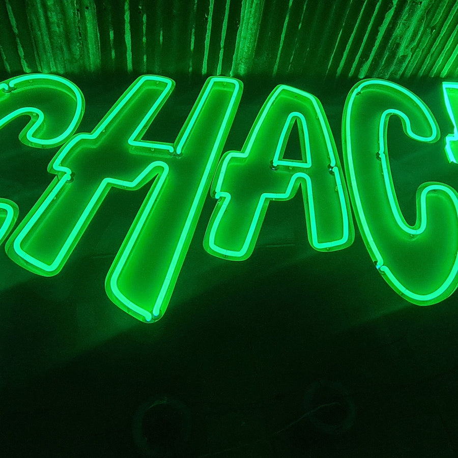 Grote collectie vintage neon verlichting en gerestaureerde lichtreclame letters in de showroom van Heavy Stuff Zwolle