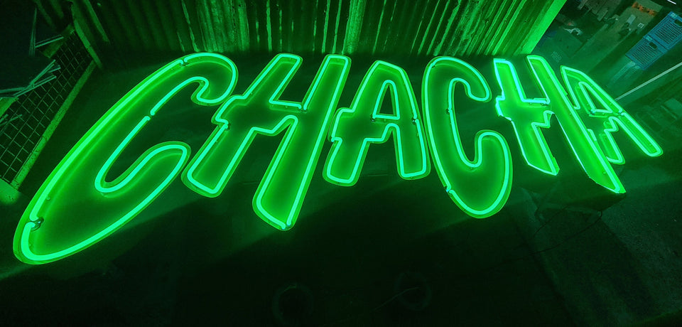 Grote collectie vintage neon verlichting en gerestaureerde lichtreclame letters in de showroom van Heavy Stuff Zwolle
