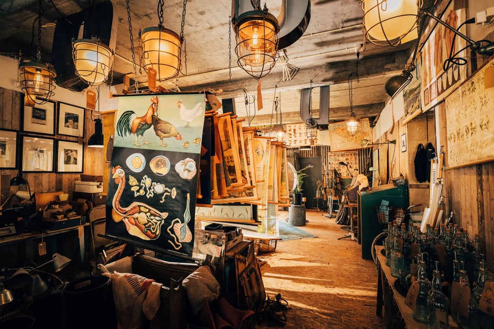 Originele vintage schoolkaart van Nederland met houten stokken en lichte gebruikssporen.