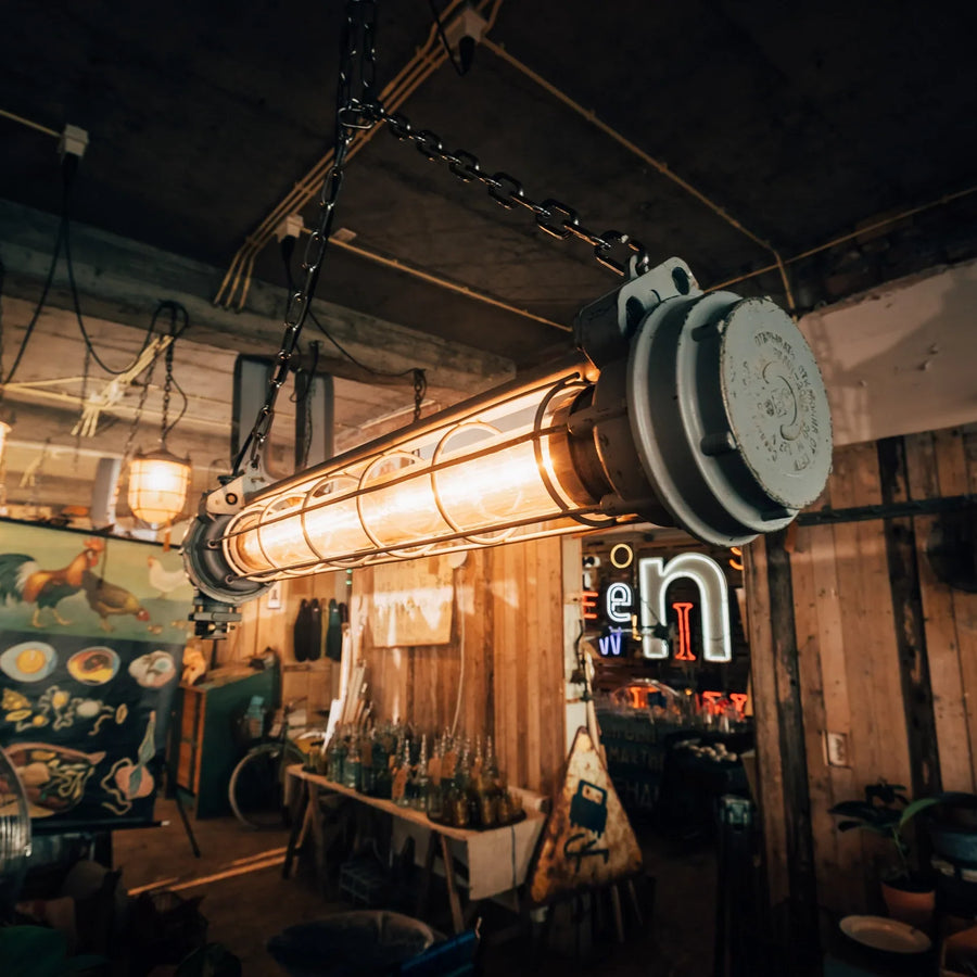 Grote, doorleefde industriële hanglampen van metaal in de Vintage Barn van Heavy Stuff.