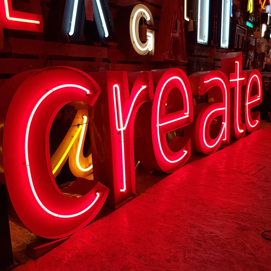 Grote collectie vintage neon verlichting en gerestaureerde lichtreclame letters in de showroom van Heavy Stuff Zwolle