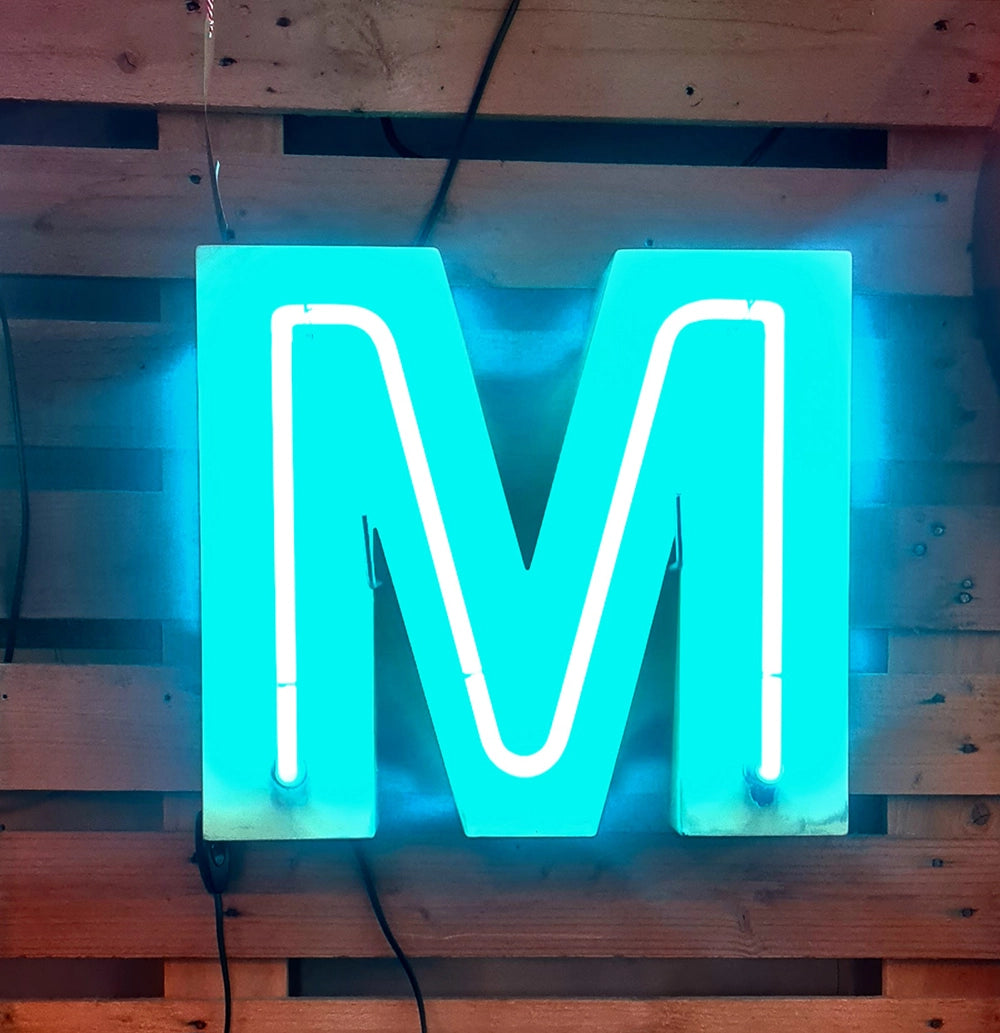 M Neon letter in mintgroen