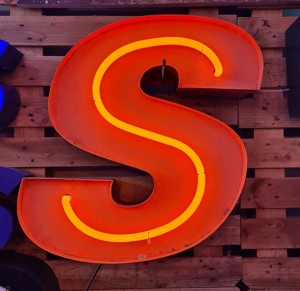 S Neon letter in oranje