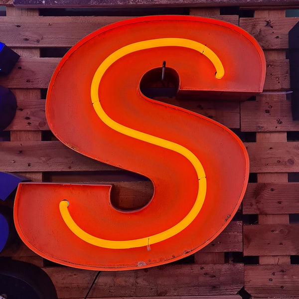 S Neon letter in oranje