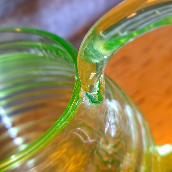 Vaas van uraniumglas