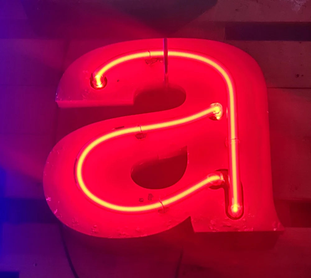 A Neon letter in rood