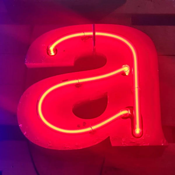 A Neon letter in rood