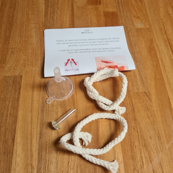 Wellmark Olielamp onderdelenkit met lonten, glazen houder en trechter.