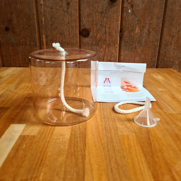 Wellmark Olielamp onderdelen op houten oppervlak.