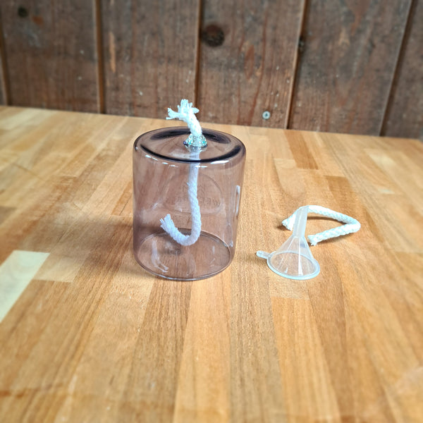 Wellmark Olielamp met glazen reservoir en lont, inclusief trechter.