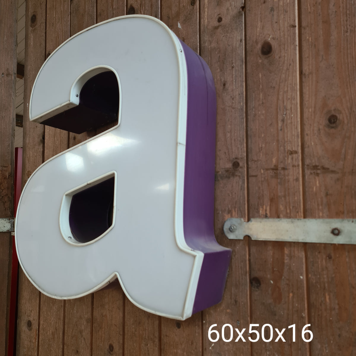 A Neon letter in wit/aubergine