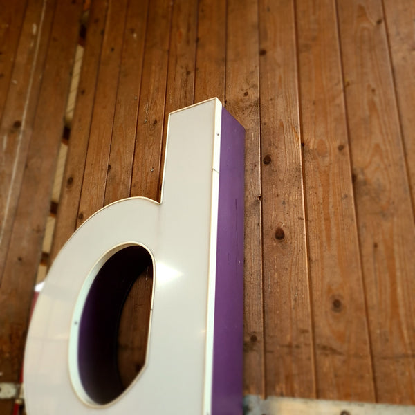 A Neon letter in wit/aubergine