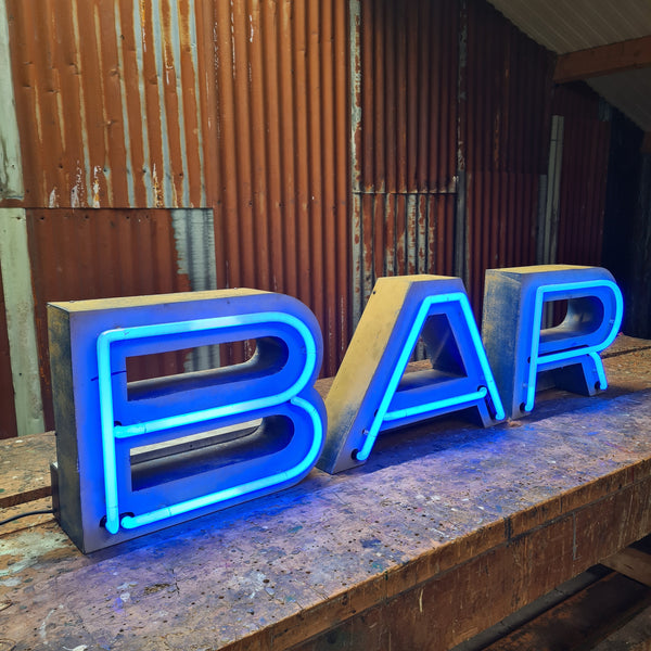 BAR neon letters in blauw