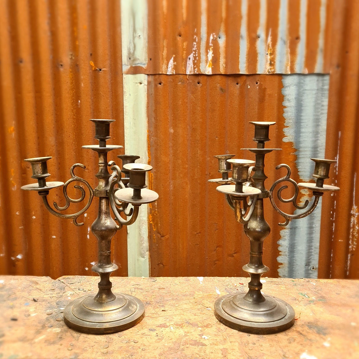 Set alter Kerzenleuchter mit Patina – Schweres Zeug – Heavy Stuff