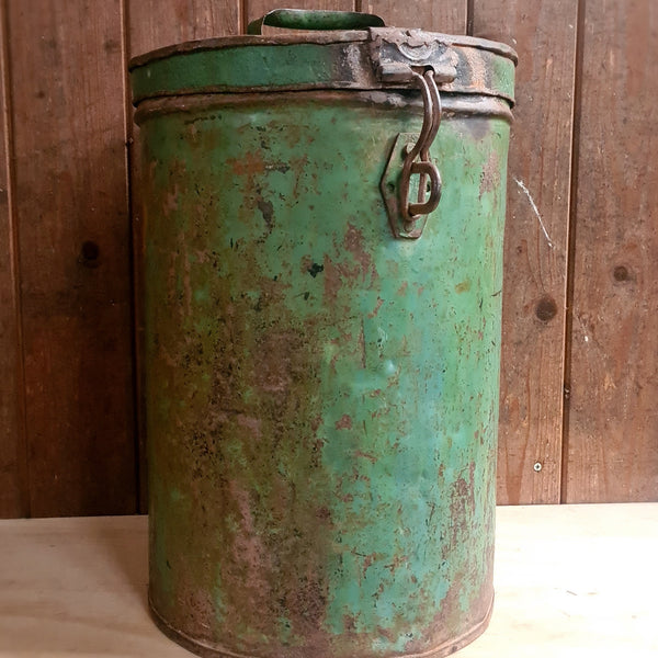 Groene metalen ton