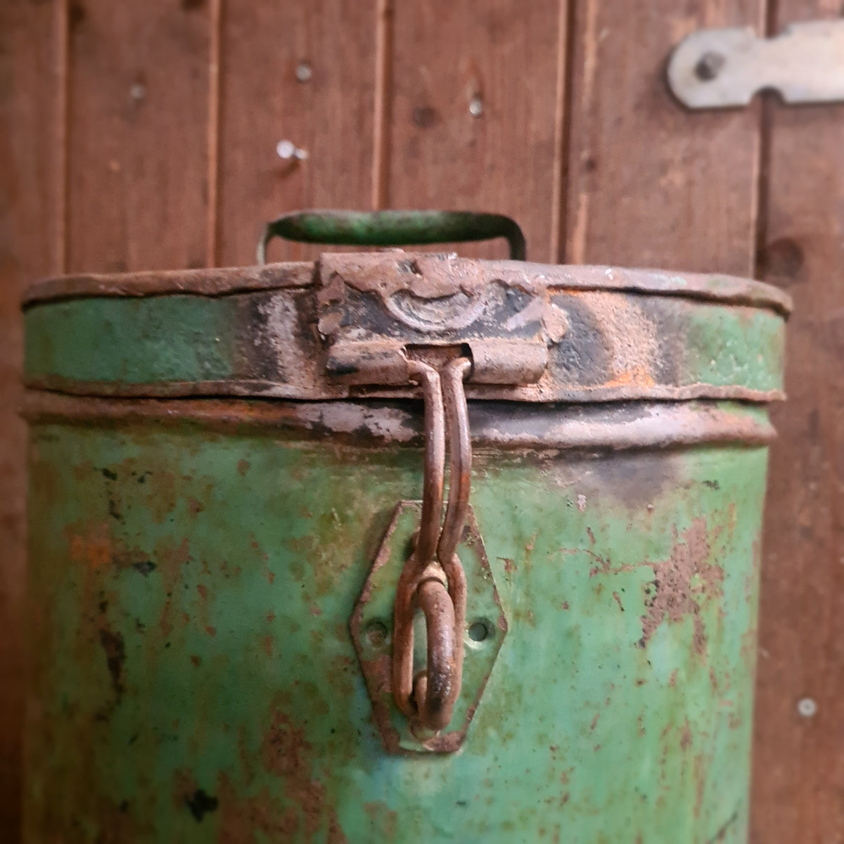 Groene metalen ton