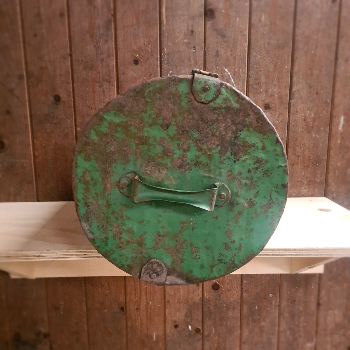 Groene metalen ton