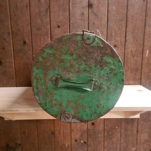 Groene metalen ton
