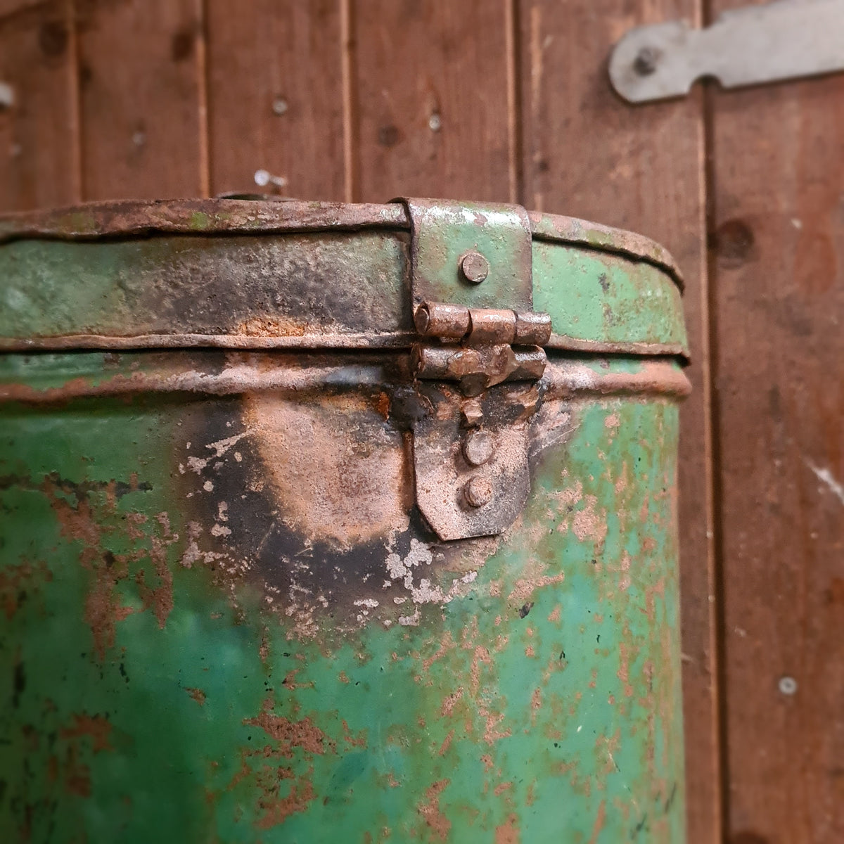 Groene metalen ton