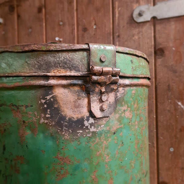Groene metalen ton