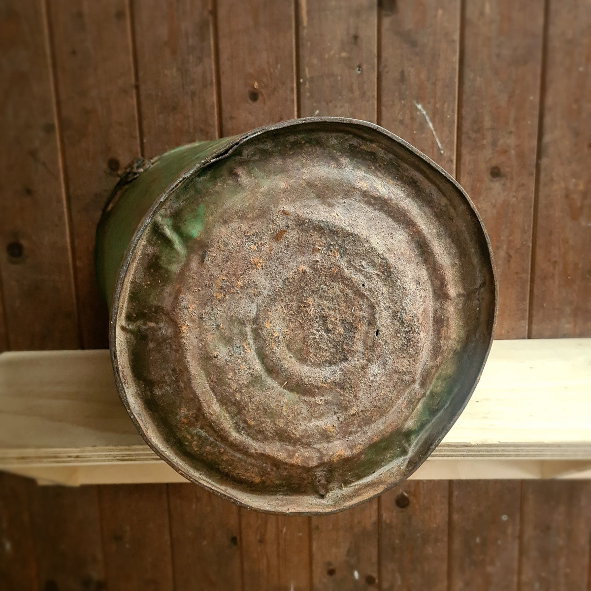 Groene metalen ton