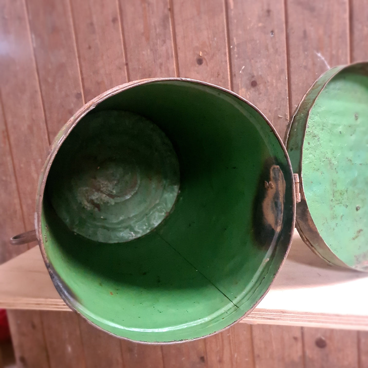 Groene metalen ton