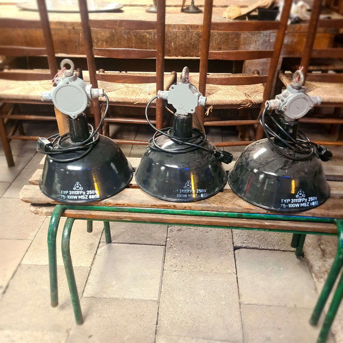Authentieke emaille fabriekslamp in zwart