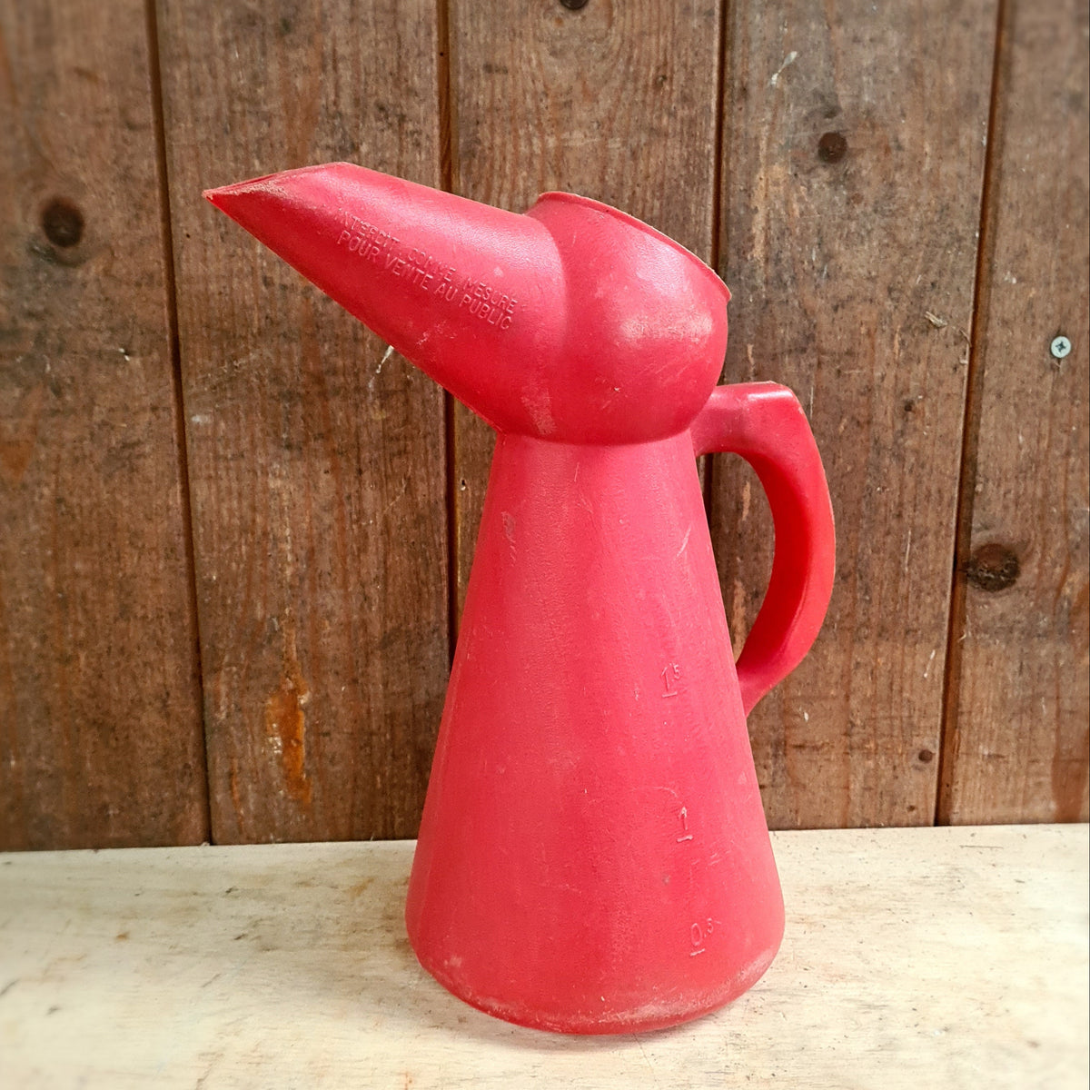Oliekannen: Vintage kunststof oliekan met handvat en tuit, authentieke patina.