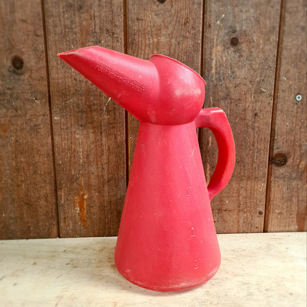 Oliekannen: Vintage kunststof oliekan met handvat en tuit, authentieke patina.