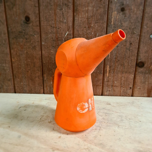 Oliekannen vintage kunststof met lange, taps toelopende tuit en zijhandvat.
