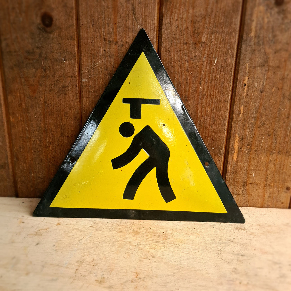 Emaille waarschuwingsbord Hoofdzaak met stoepende figuur, industrieel erfgoed.