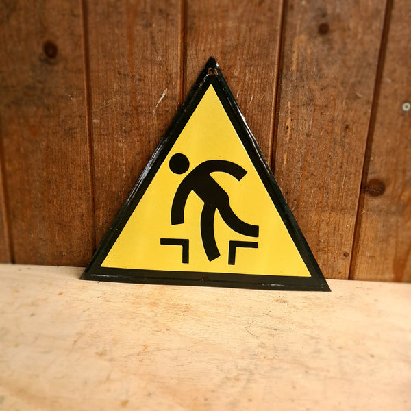 Emaille waarschuwingsbord Mind your step! met patina en slijtage.