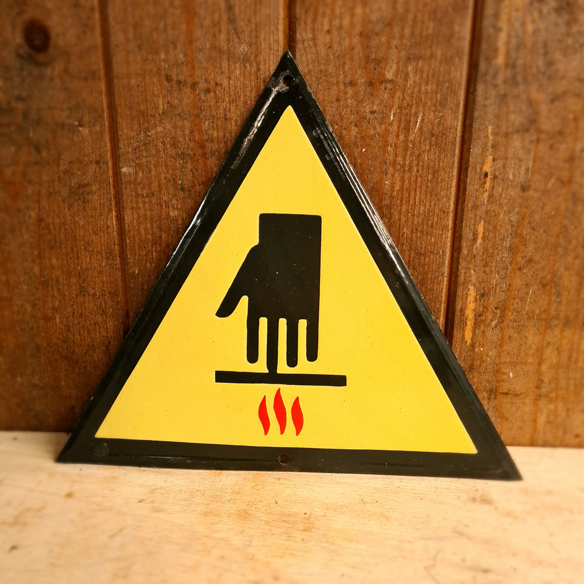 Emaille waarschuwingsbord Hot Stuff met hittegevaar symbool.