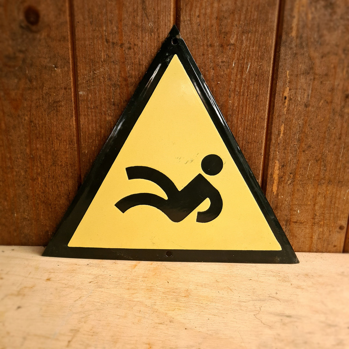 Emaille waarschuwingsbord Voetjes van de vloer met patina en slippictogram.