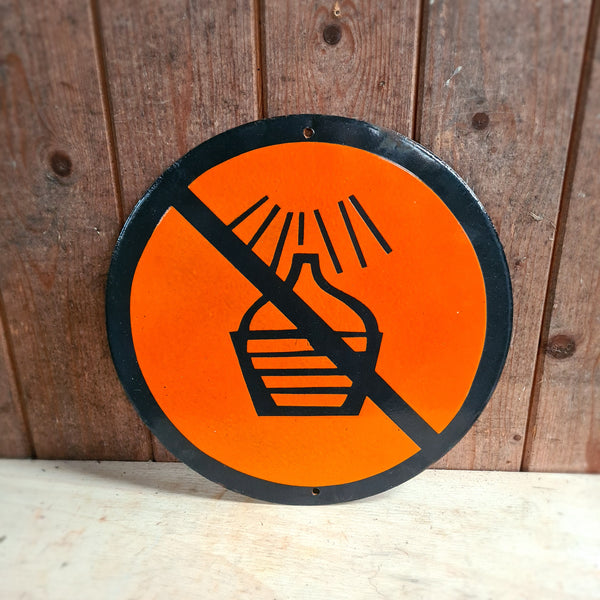 Emaille waarschuwingsbord Gisten in de zon met camera-verbodssymbool.