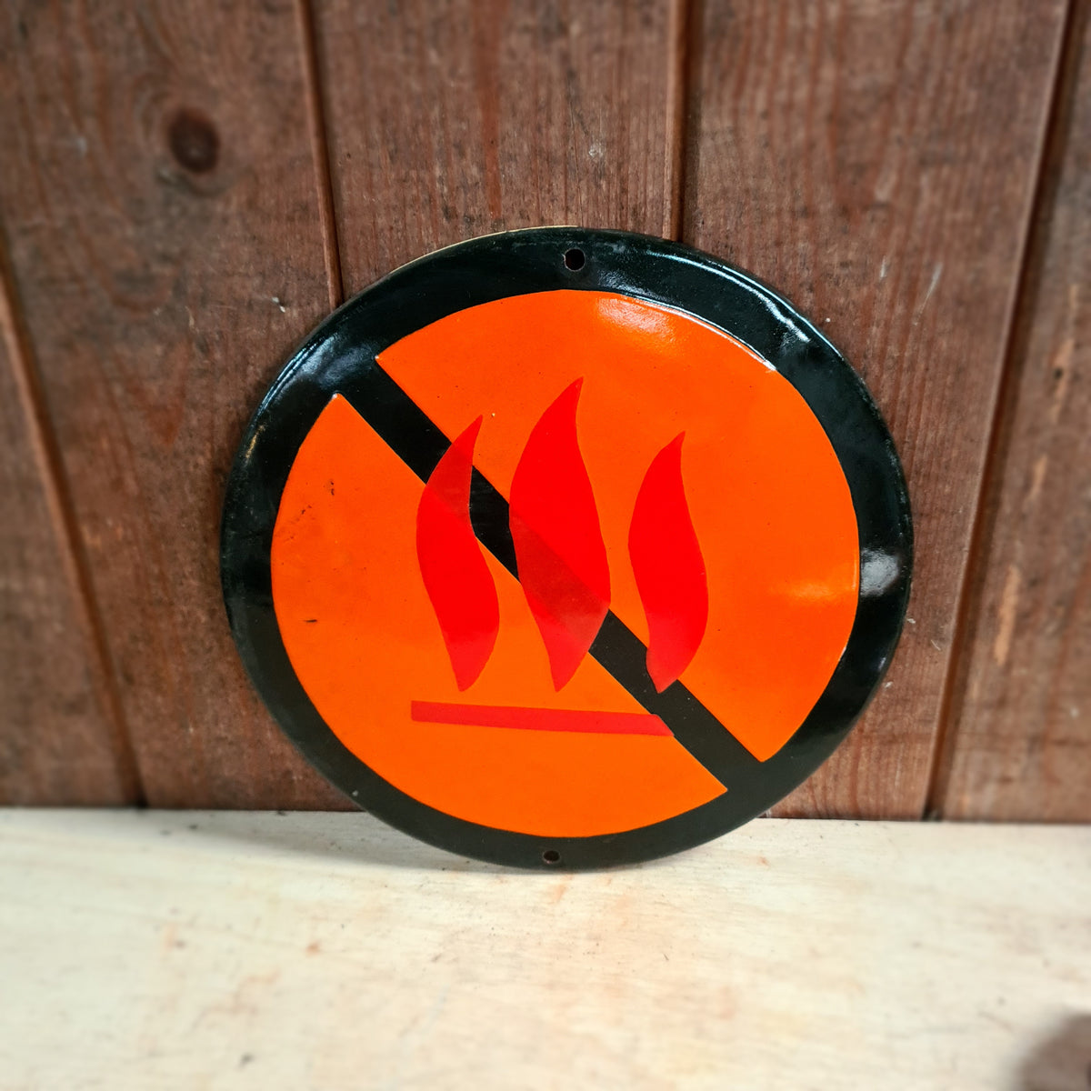 Emaille waarschuwingsbord geen vlammen met authentieke patina en beschadigingen.
