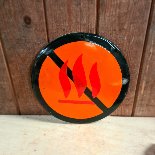Emaille waarschuwingsbord geen vlammen met authentieke patina en beschadigingen.