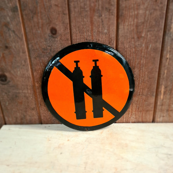 Emaille waarschuwingsbord Geen Gasflessen met slijtagesporen en industriële charme.