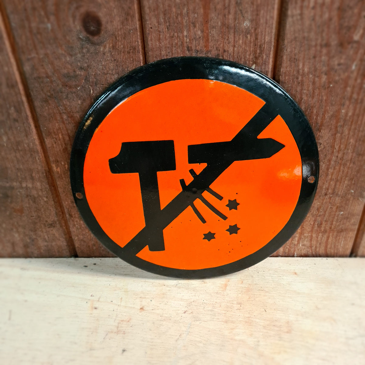 Emaille waarschuwingsbord Niet Hameren met silhouet van vonken-spattend gereedschap.