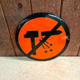 Emaille waarschuwingsbord Niet Hameren met silhouet van vonken-spattend gereedschap.