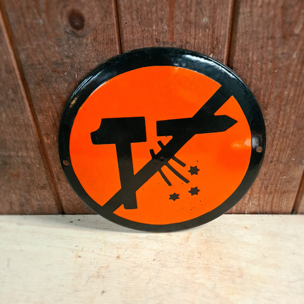 Emaille waarschuwingsbord Niet Hameren met silhouet van vonken-spattend gereedschap.