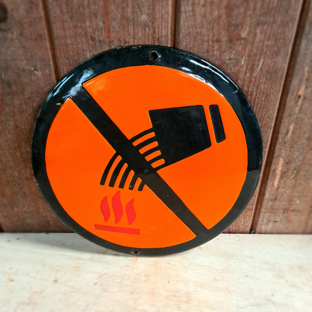 Emaille waarschuwingsbord niet blussen met slijtage, industrieel erfgoed.