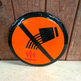 Emaille waarschuwingsbord niet blussen met slijtage, industrieel erfgoed.