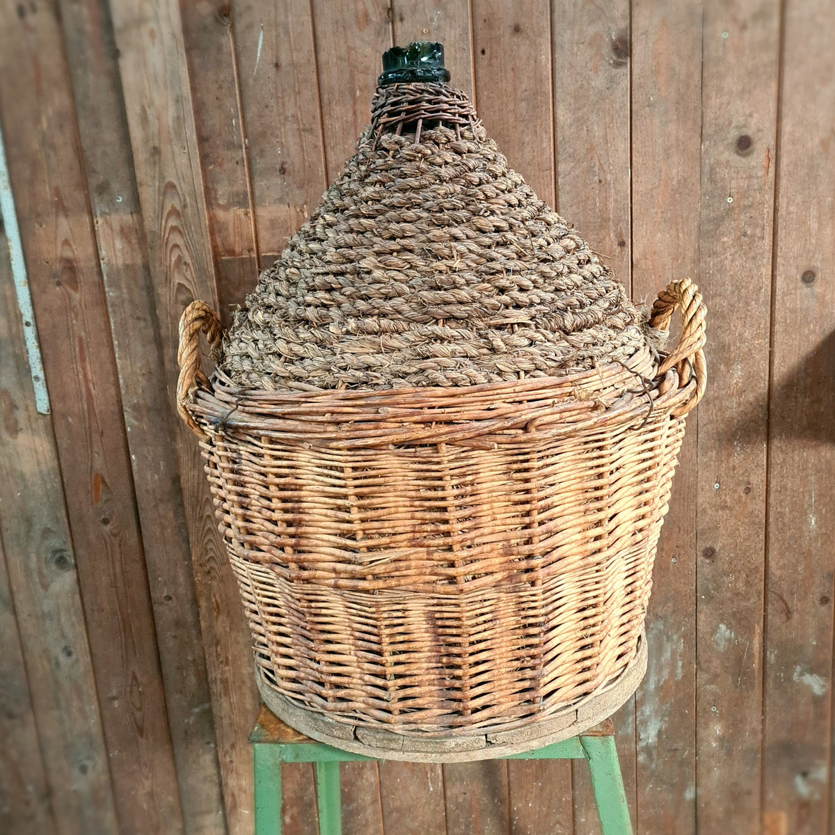 Oude gistfles met mand, handgeweven rieten omhulsel, Italiaans ambacht.