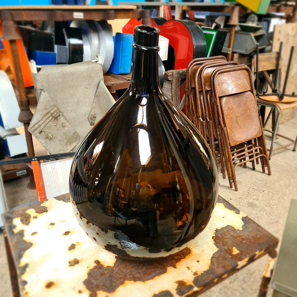 Vieille bouteille de fermentation ambrée. VÉRIFIEZ S'IL EN RESTE 2 sur la table rouillée.