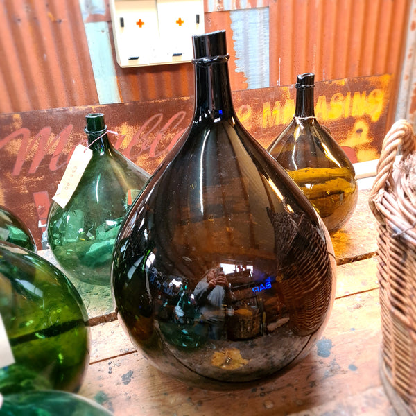 Vieille bouteille de fermentation ambrée. VÉRIFIEZ S'IL EN RESTE 2 sur la table en bois.